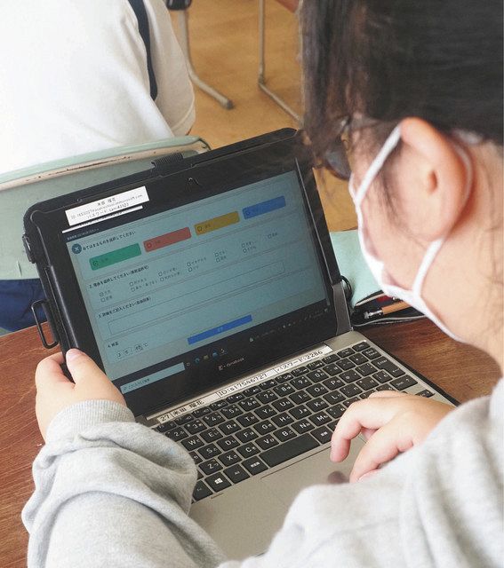 健康観察でタブレット端末にチェックを入れる児童。自由記入欄もあり、児童の心身の変調に気付きやすくなったという=朝日町さみさと小で