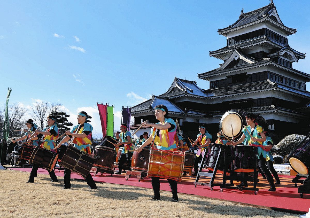 舞うように、躍動的に 国宝松本城古城太鼓が初打ち：中日新聞Web