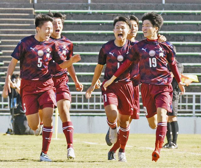 丸岡4年連続優勝 高校サッカー県大会 北陸に5 1 得点力見せる 日刊県民福井web 丸岡4年連続優勝 高校サッカー県大会 北陸に5 1 得点力見せる 日刊県民福井web