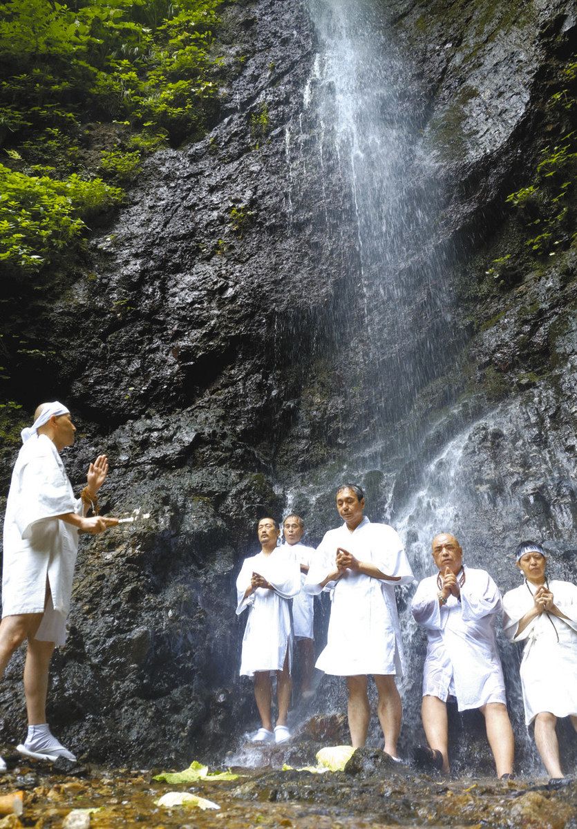 注ぐ冷水 負けないぞ 中能登・不動滝で滝開き「気持ちを新たに」：北陸