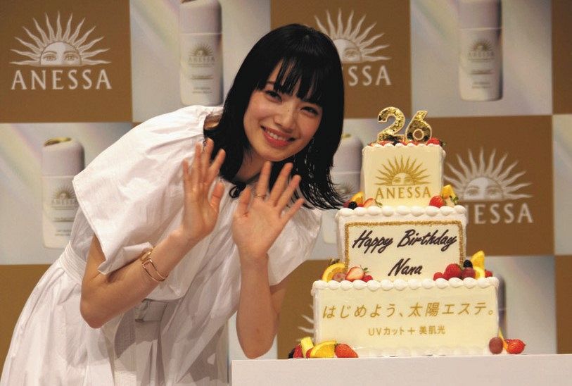 誕生日ケーキを前に笑顔の小松菜奈