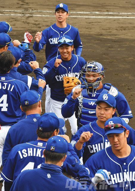 広島 中日 春季教育リーグ 空タッチを交わす中日ナイン 中日スポーツ 東京中日スポーツ