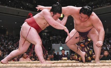 北の富士コラム 人気を二分する遠藤と炎鵬 ファン層 は重複していると思われる だから喜んでばかりいられなかったのだろう 私は率直に炎鵬を応援することに決めているが 誠に御愁傷さまです 中日スポーツ 東京中日スポーツ