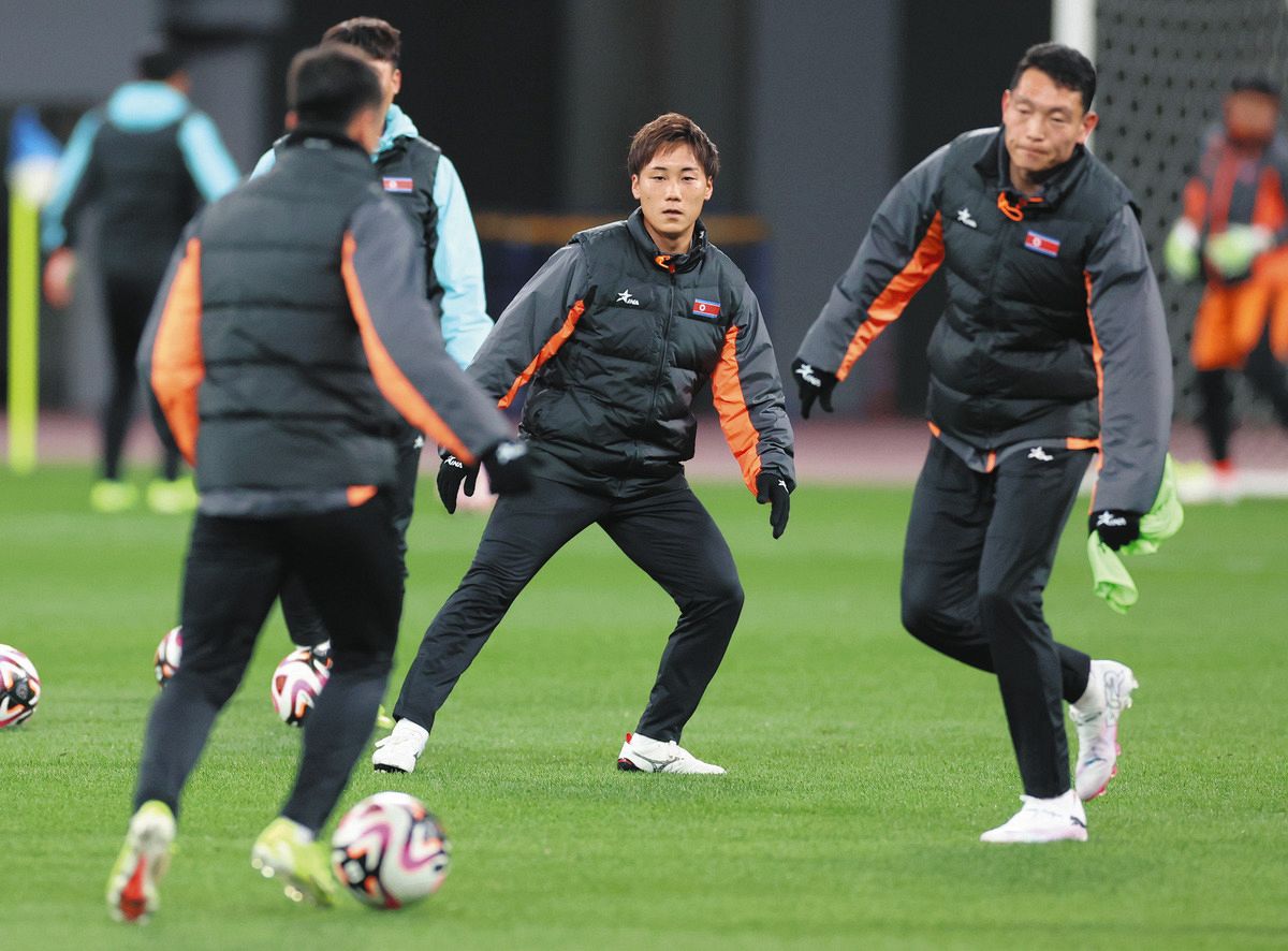 【SALE／37%OFF】 サッカー北朝鮮代表、日本戦前に選手は報道陣の呼びかけに ウェア
