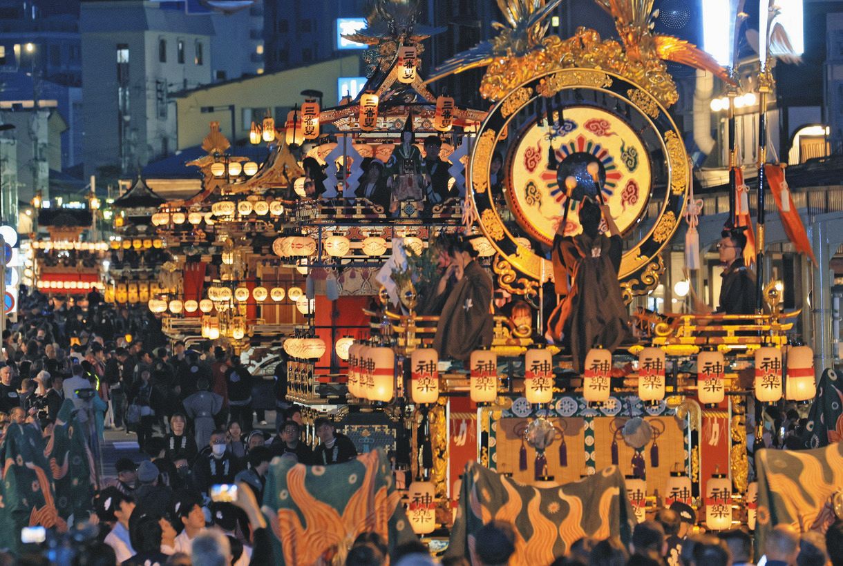 動画】満開の桜と屋台の競演、迫力と華やかさにうっとり 春の高山祭が