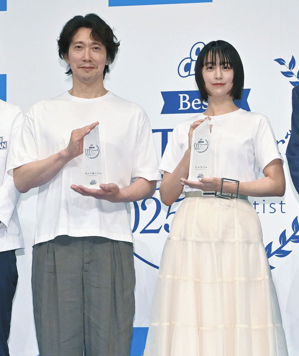 オキシクリーンの「Best　白T Dresser賞　2025」を受賞した佐々木蔵之介（左）と山本美月