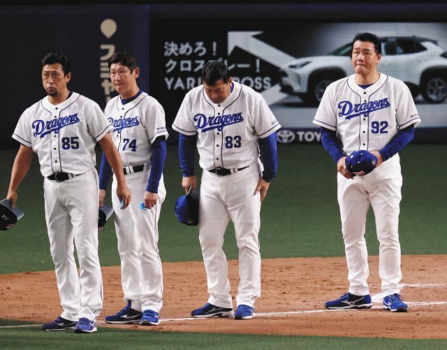 阪神に勝利し、ファンにあいさつする与田監督（右）ら