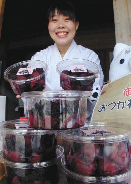 境内で採れた梅で作った梅干し＝磐田市の矢奈比売神社で 