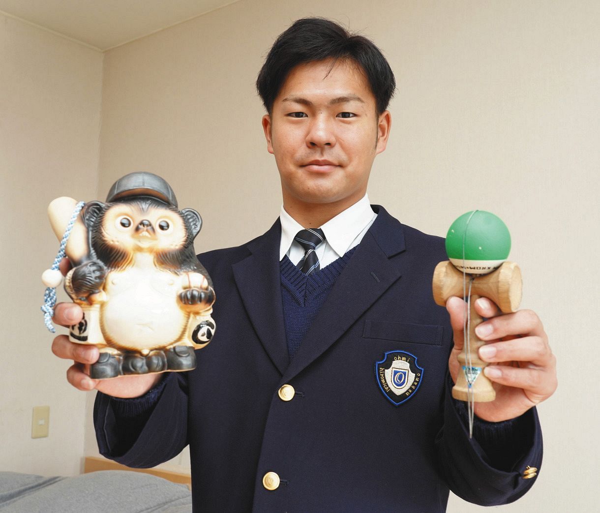 中日3位の土田龍空が郷土の「信楽焼タヌキ」とともに入寮、プロの世界
