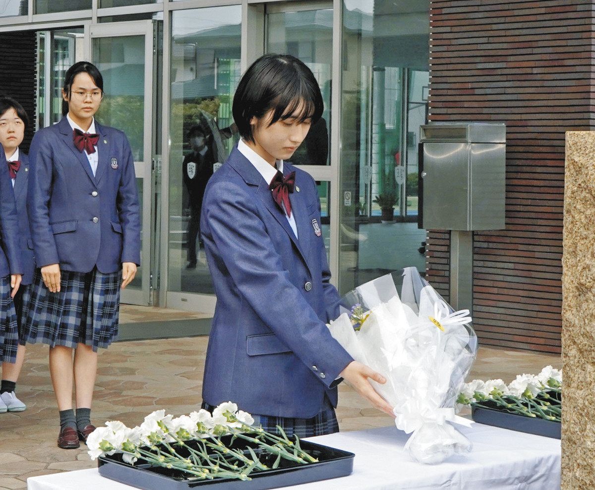 空襲犠牲の先輩を悼む 浜松修学舎中高、慰霊の像に献花：中日