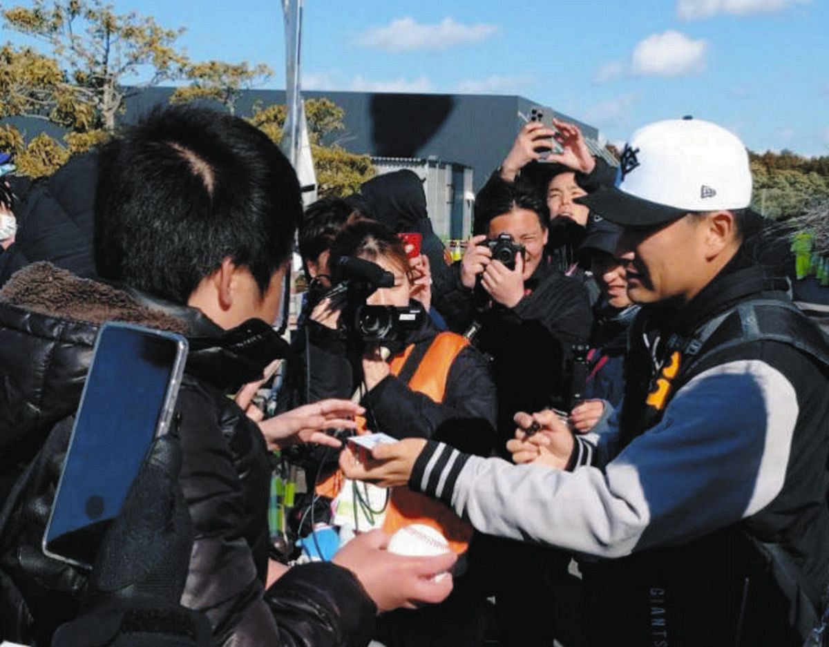 巨人・田中将大、今キャンプ初となるサイン会 宮崎キャンプはマー君