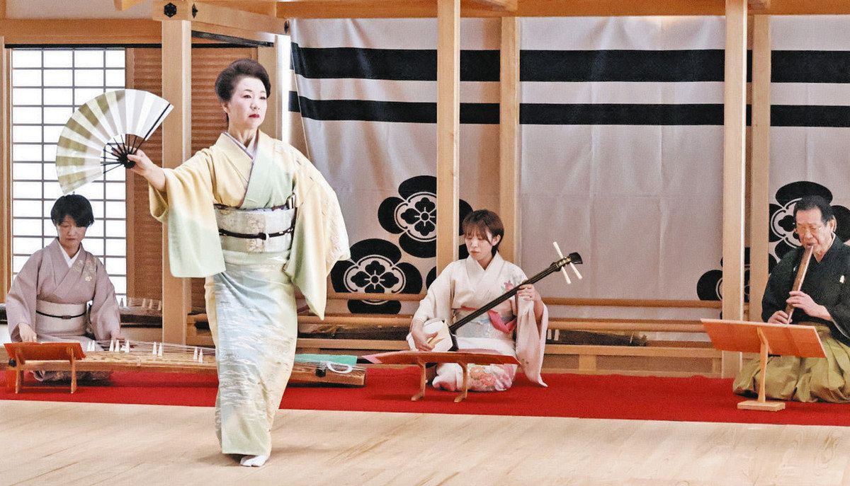 能舞台で映える舞、演奏 朝倉氏遺跡博物館:日刊県民福井Web