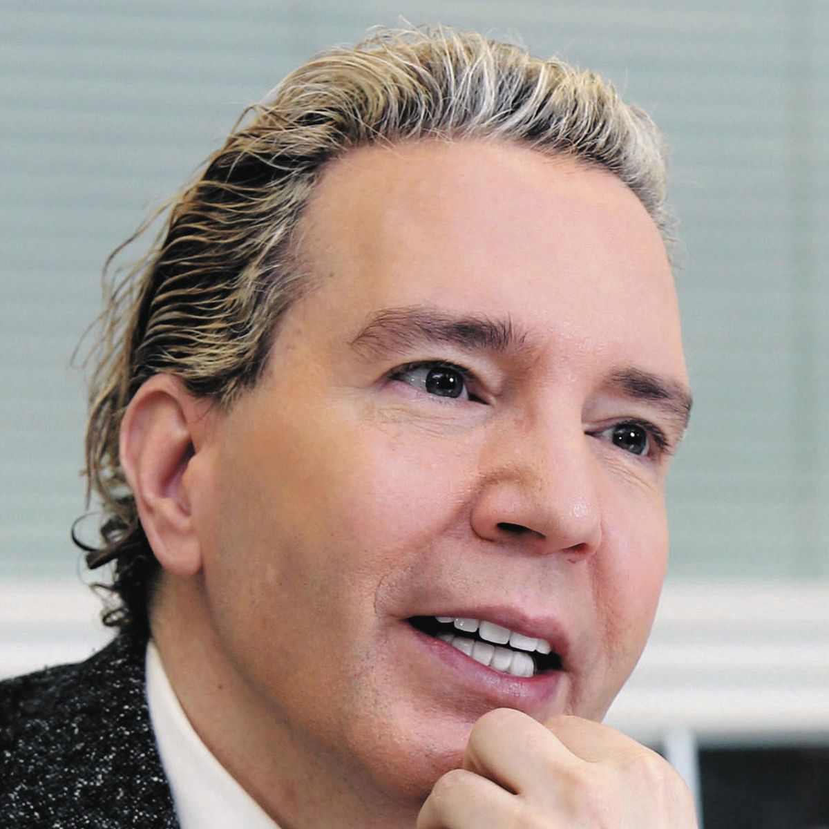 デーブ・スペクター、岸田内閣支持率が「アスリートの体脂肪率並に」国会を意味する英単語も交え皮肉る：中日スポーツ・東京中日スポーツ