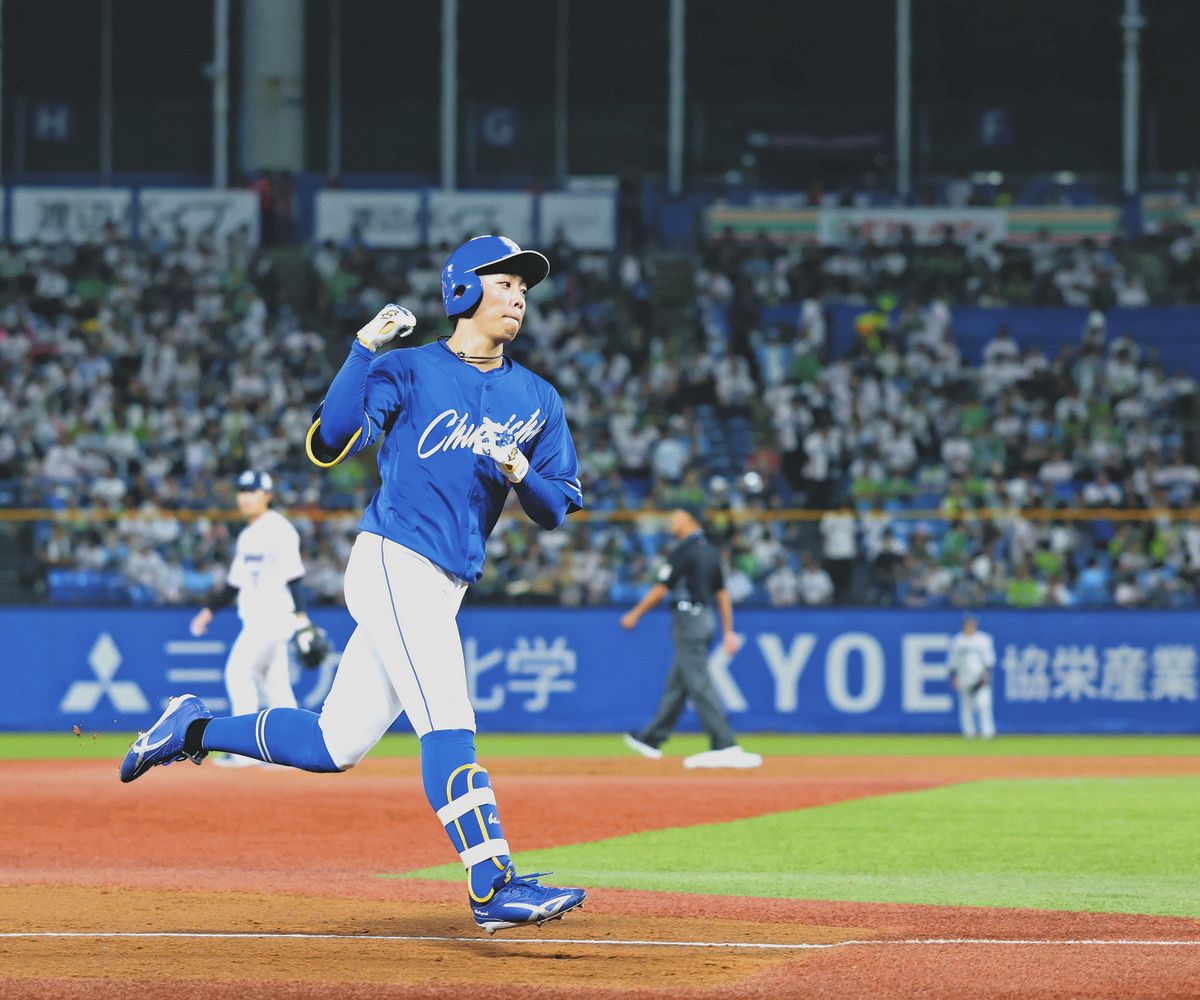 中日ドラゴンズ 岡林勇希 来季使用するスパイクを確認する岡林＝大阪市内で（星野大輔撮影