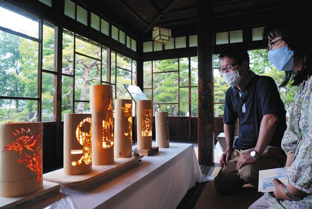竹灯籠 緑の庭園背景に幻想的 長浜の慶雲館で展示会：中日新聞Web