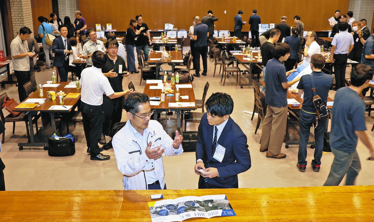 自由に歓談する時間で、熱心に交流する人たち＝刈谷市新栄町の刈谷商工会議所で
