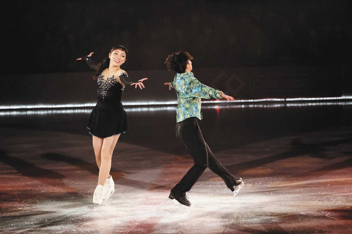 友野一希（右）とリバー・ダンスを演じる本郷理華さん＝(C)THE ICE 2021／Koichi Nakamura