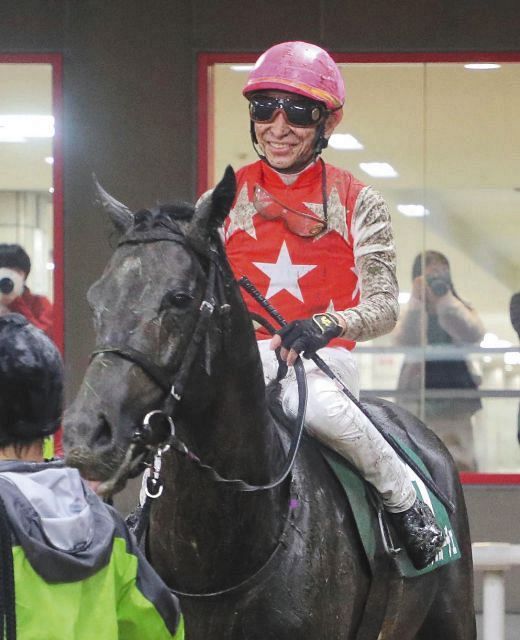 東京１１Ｒ、サウジアラビアロイヤルカップを制したステラヴェローチェと笑顔の横山典弘騎手