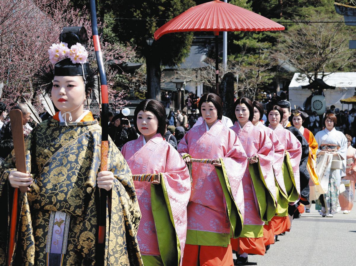 飛騨高山で「生きびな祭」 平安装束で優雅に練り歩く：中日新聞Web