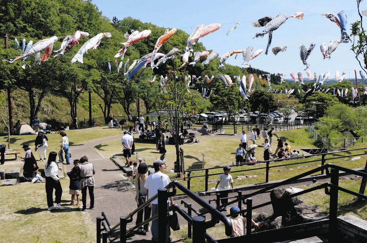 親子連れでにぎわう会場＝瑞浪市明世町戸狩の瑞浪市民公園で
