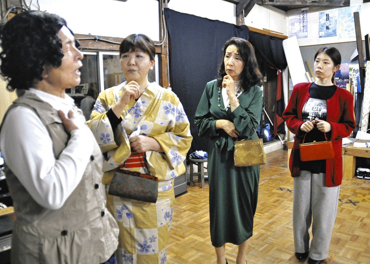 創立70周年記念公演に向けて稽古に励む出演者たち＝中津川市中津川の稽古場で