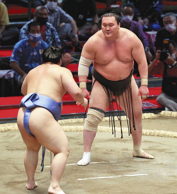 奇策で翔猿が白鵬に初挑戦、組まず距離を取るが投げ飛ばされる【大相撲