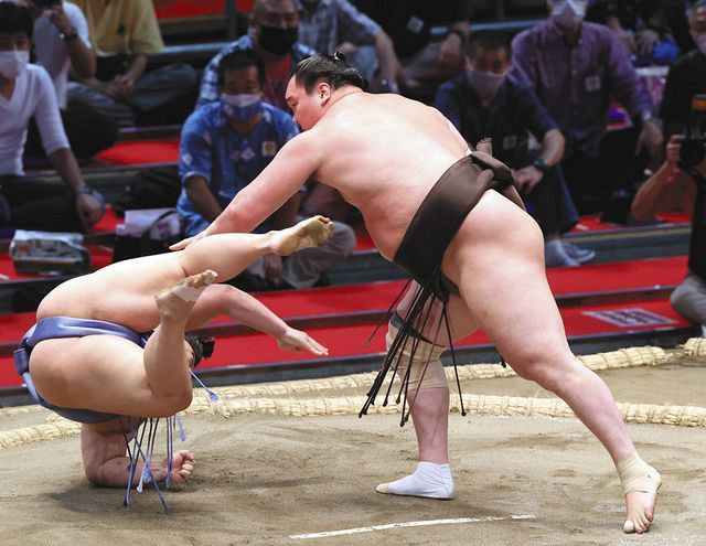 奇策で翔猿が白鵬に初挑戦、組まず距離を取るが投げ飛ばされる【大相撲