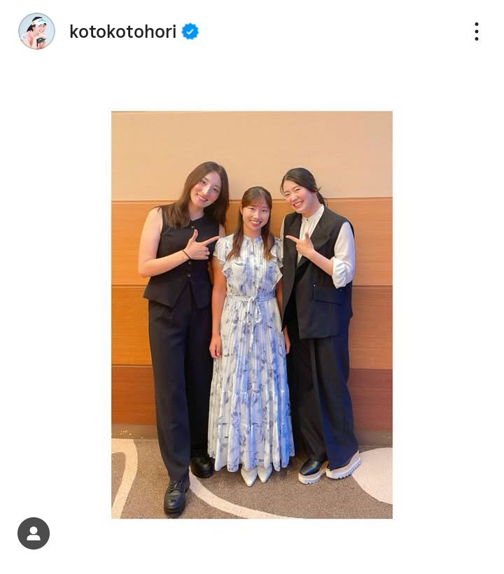 ◇堀琴音、「あと脇元。笑」の3ショット 脇元華は黒の”双子コーデ”を 
