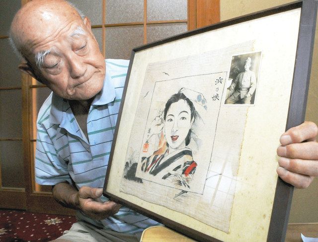 戦死した兄の正治さんが描いた肖像画を手にする道下利雄さん＝蒲郡市三谷町九舗で 