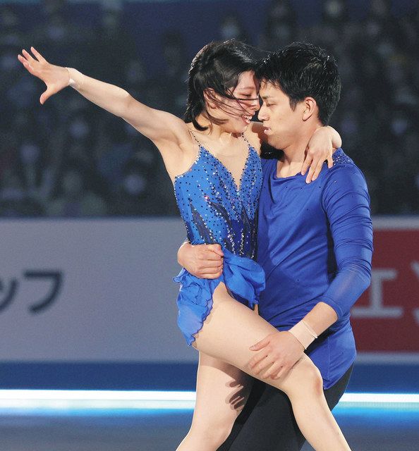 写真】エキシビションで演技する「りくりゅう」ペア：中日スポーツ
