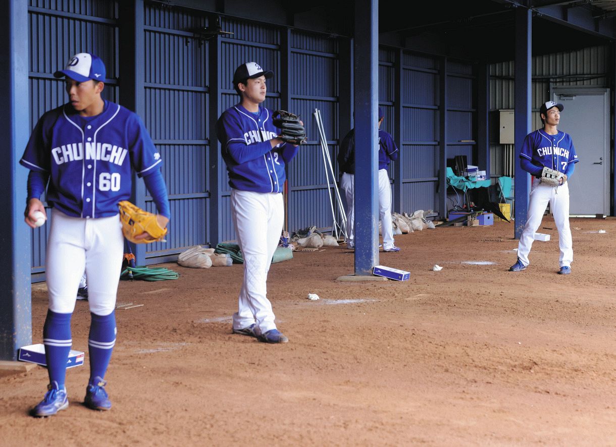 ブルペンで投球練習する（左から）岡林、石川昂、根尾＝2月23日、沖縄・北谷で