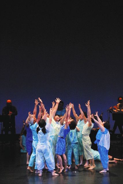 湖 を体全体で表現 湖南ダンスカンパニー 映像の仲間たちと全員で 共演 中日新聞web 湖 を体全体で表現 湖南ダンスカンパニー 映像の仲間たちと全員で 共演 中日新聞web