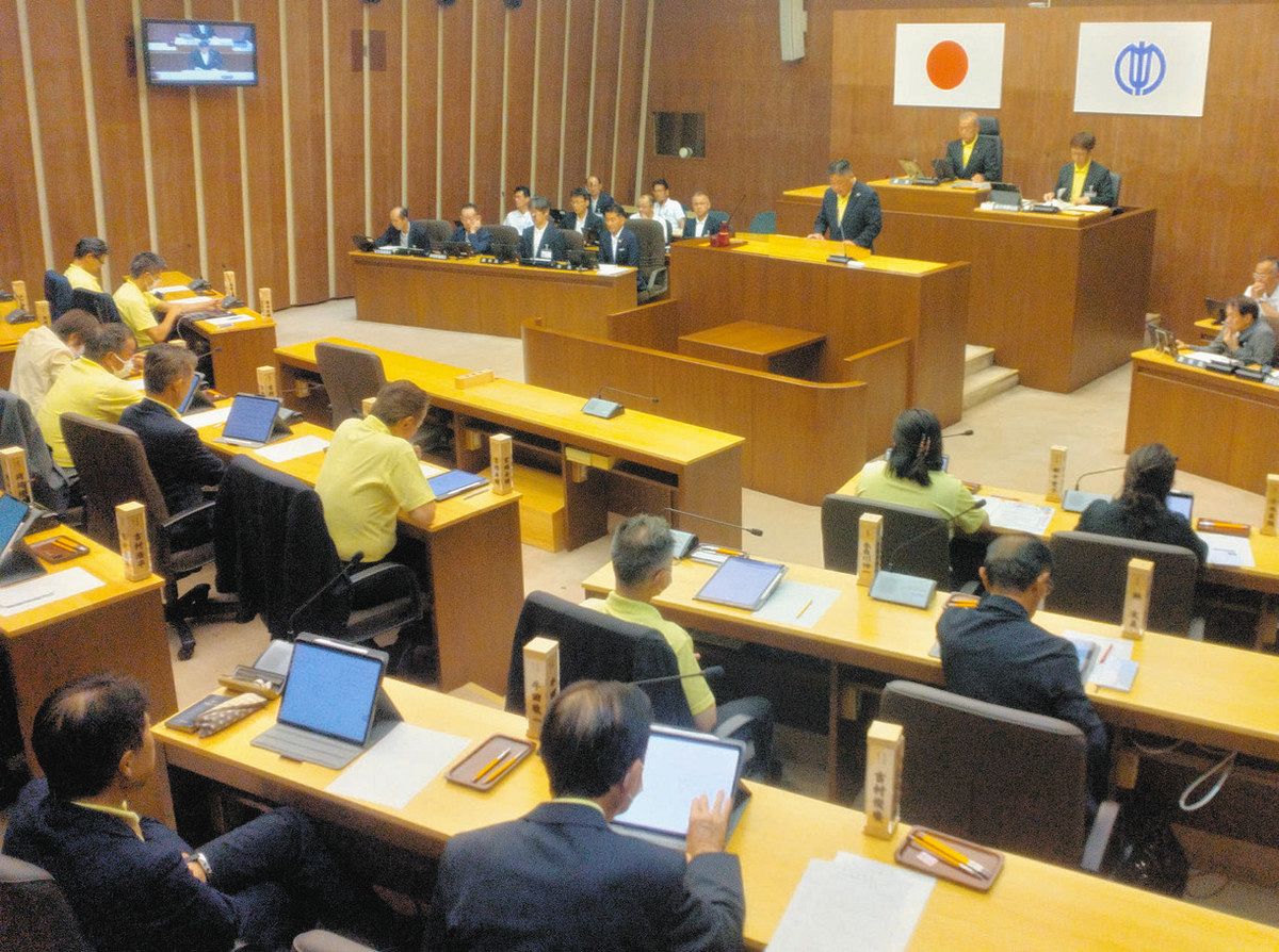 ガザ地区での早期停戦と人道状況の改善を求める決議をする市議ら＝中津川市議会で