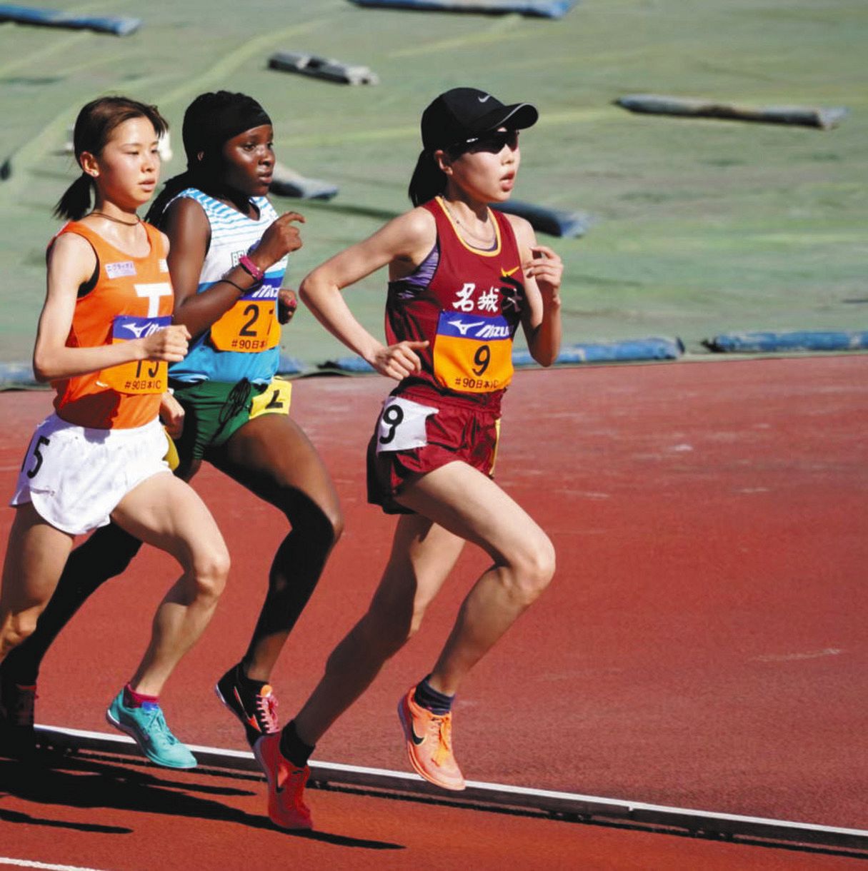 ９月の日本学生選手権で力走する小林（右）