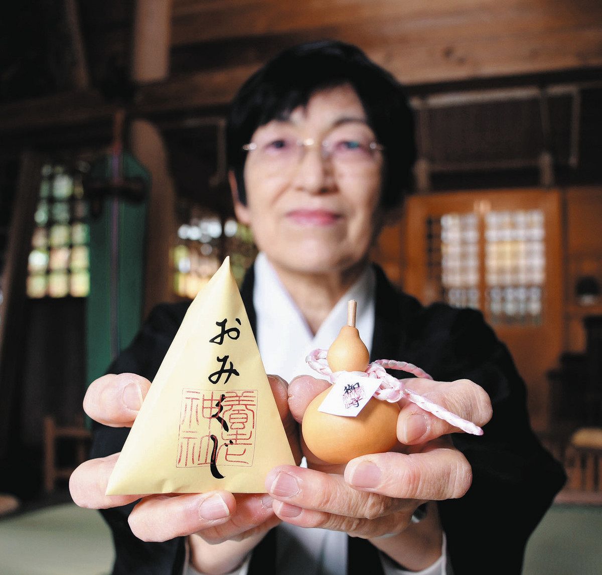 ひょうたんから駒！？ 養老神社のおみくじ付きお守り：中日新聞Web