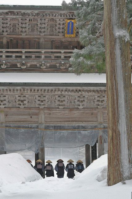 雪の中 若い僧が 上山 大本山永平寺 中日新聞web