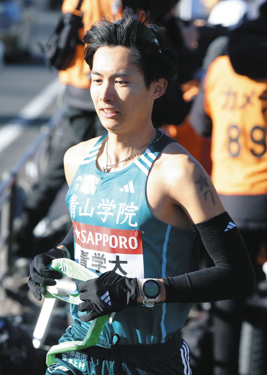 ◇7区を走る青学大・佐藤愛斗 「ウルトライケメン」との声もあがる