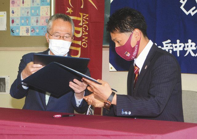 協定書を交わす笹川社長（右）と大杉校長＝原村の八ケ岳中央農業実践大学校で 