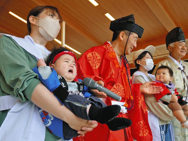赤ちゃん泣き相撲 元気の証し 石川護国神社 北陸中日新聞web 赤ちゃん泣き相撲 元気の証し 石川護国神社 北陸中日新聞web