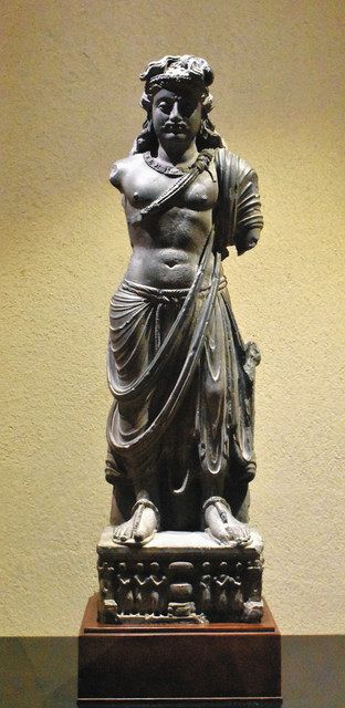 ガンダーラ仏像の比較楽しんで 伊賀で故穐月さんの収集品など展示：中