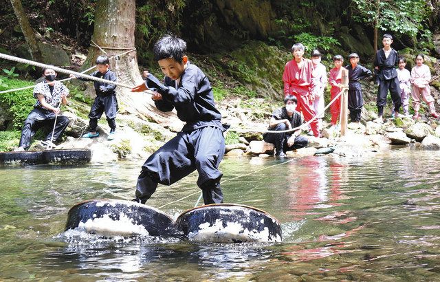 びしょぬれ水ぐもの術 名張の川で忍者修行体験 中日新聞web