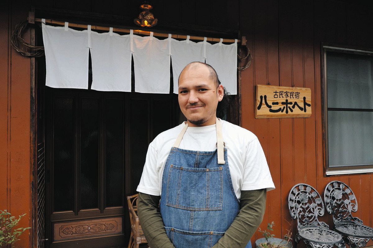 ゲストハウスを開いて旅人を迎えるモラさん＝恵那市中野方町で
