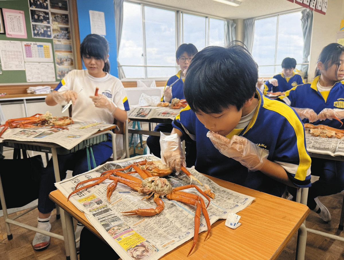ベニズワイガニを夢中で食べる子どもたち＝射水市歌の森小で
