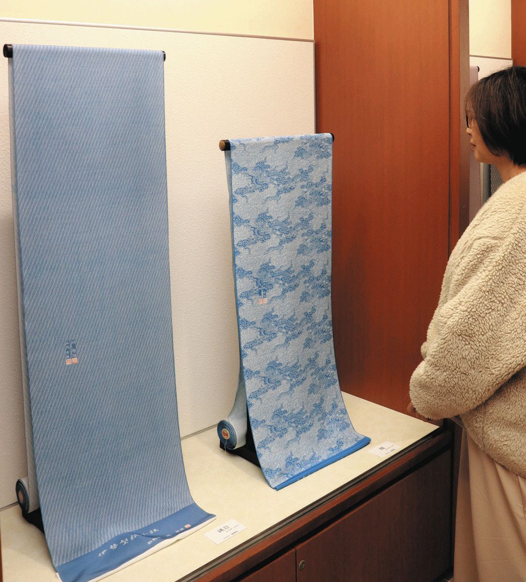 伊勢型紙の魅力知って」とね菓子館で技承会が反物やしおり展示：中日