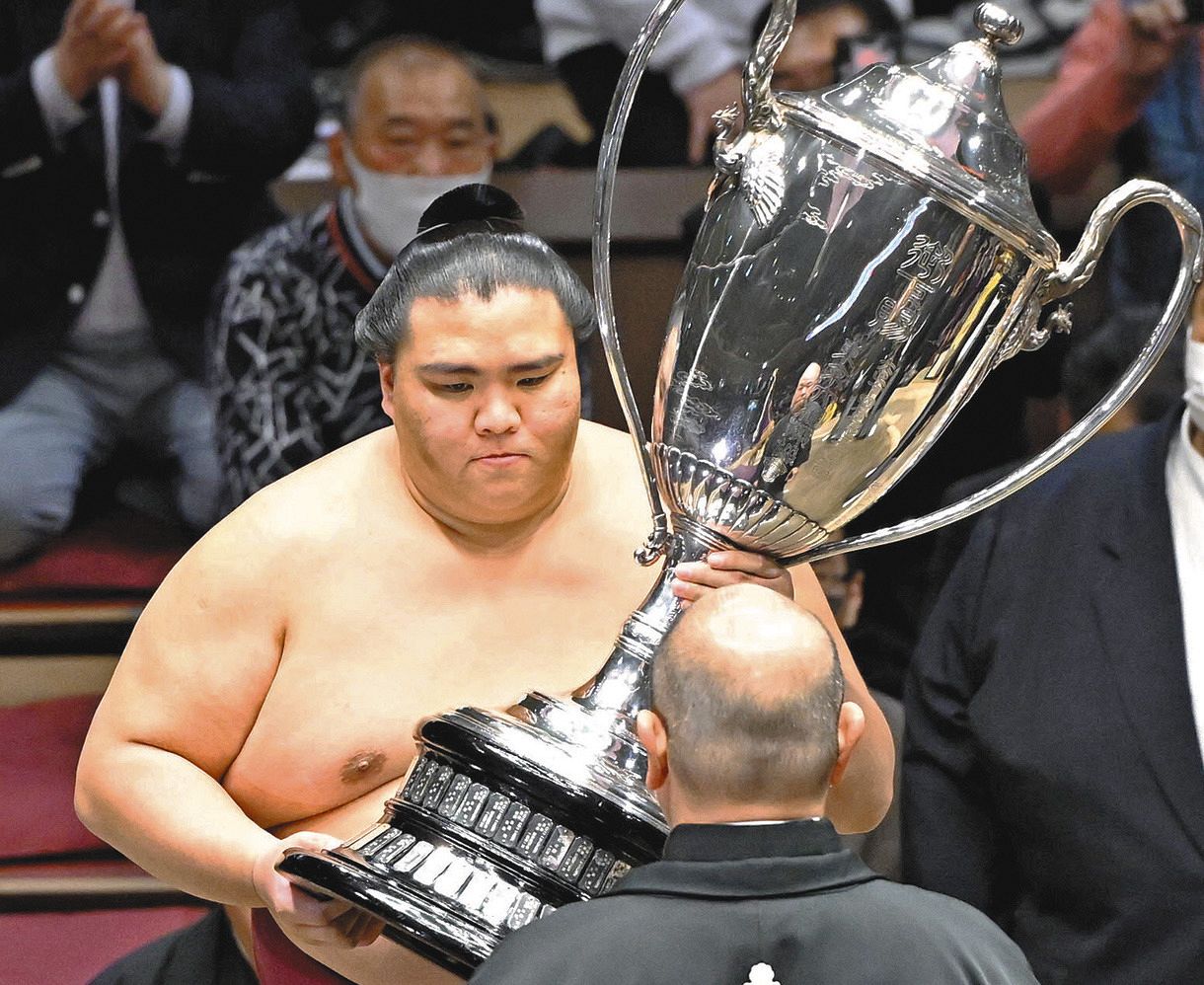大相撲初場所で優勝し、八角理事長（手前）から賜杯を受け取る御嶽海