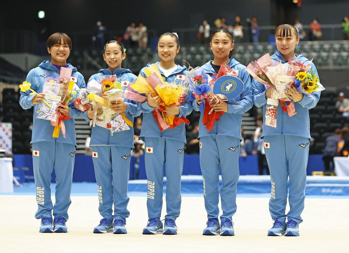 五輪代表に決まった岡村選手（中）ら＝群馬県の高崎アリーナで
