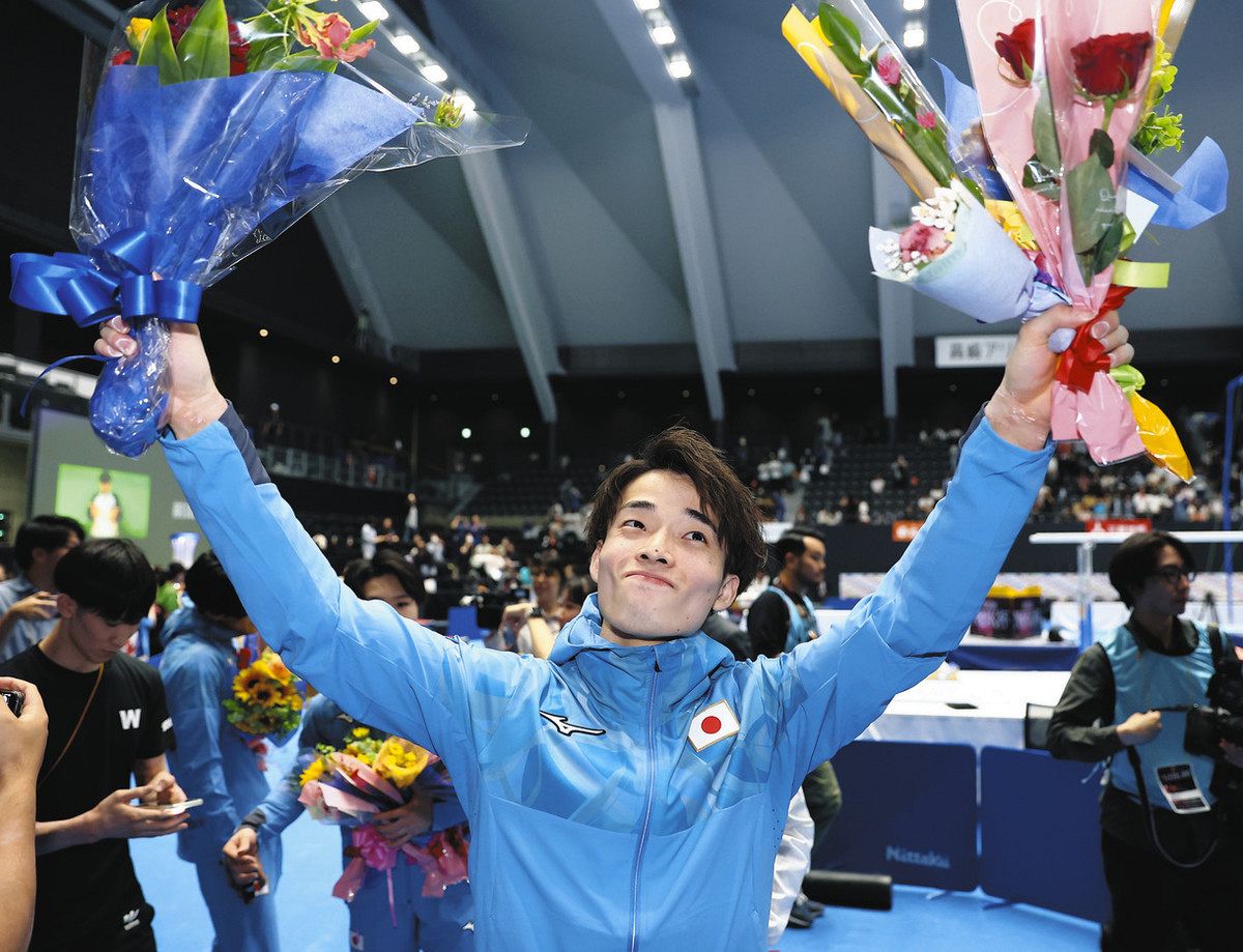 パリ五輪代表に決まり、歓声に応える杉野選手＝群馬県の高崎アリーナで