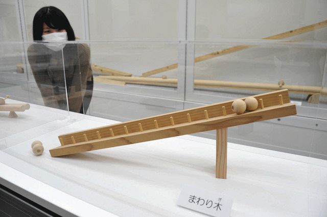 カタカタ動く、木のおもちゃ 大府市歴史民俗資料館で展示：中日新聞Web