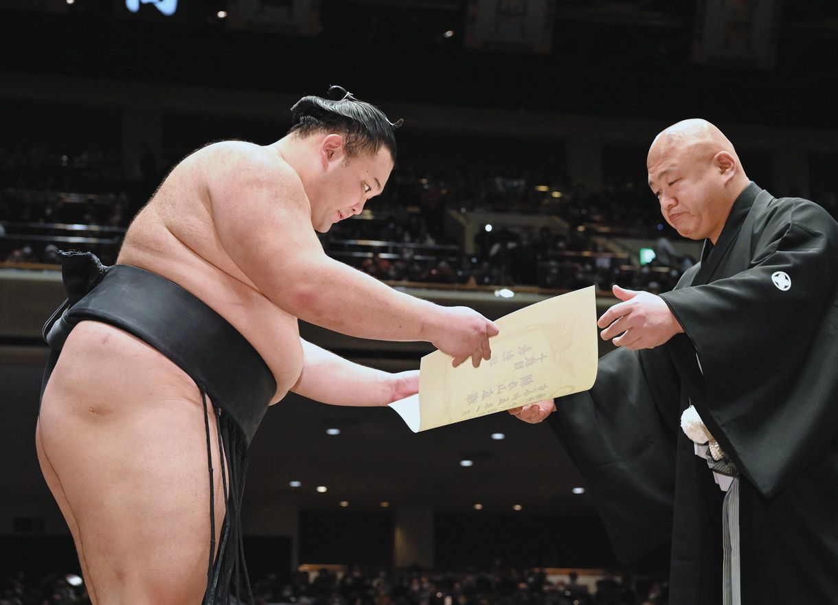 写真】表彰状を受け取る朝乃山：中日スポーツ・東京中日スポーツ