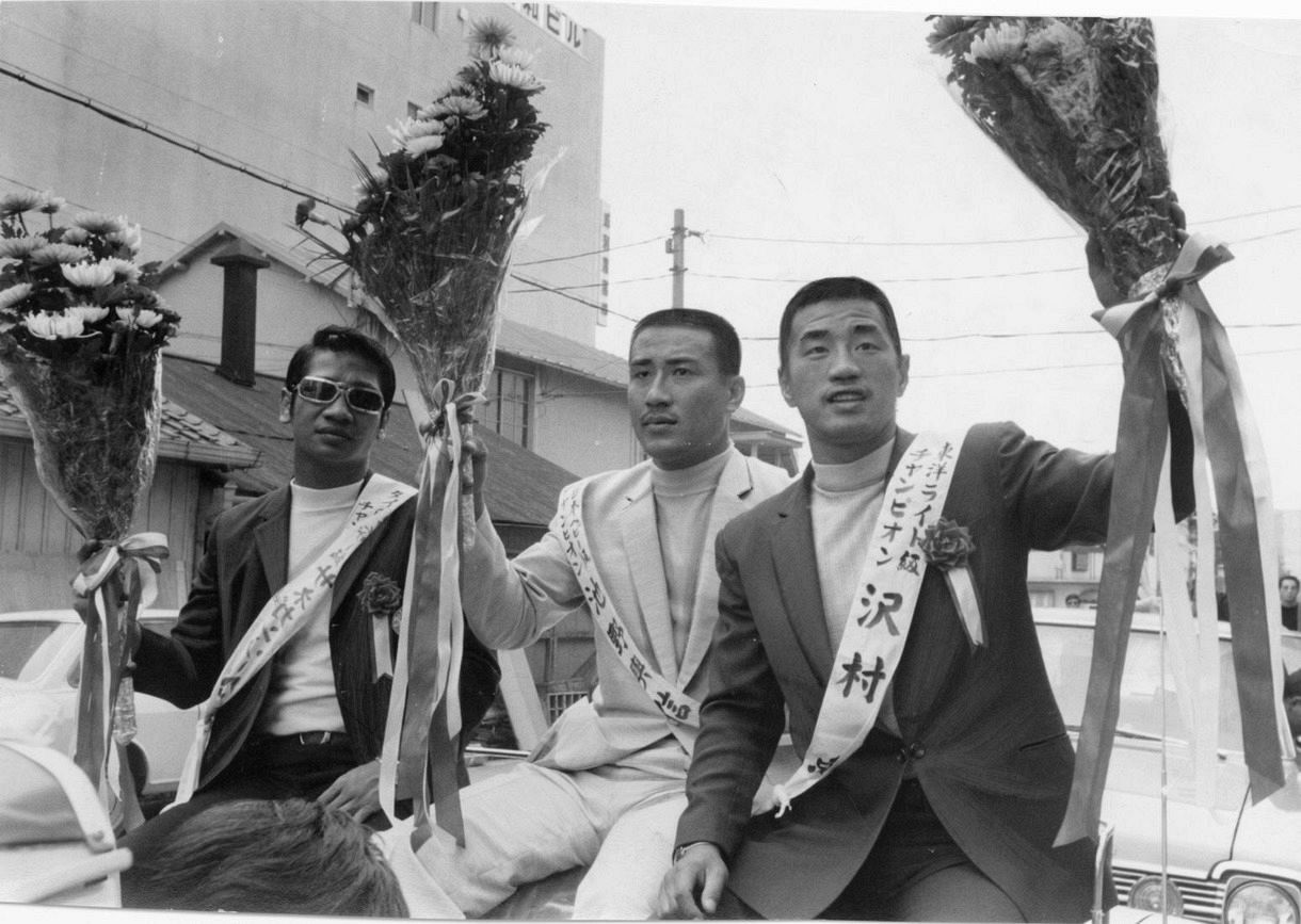 パレードで花束をふってファンに応える沢村忠選手（右端）ら＝1970年
